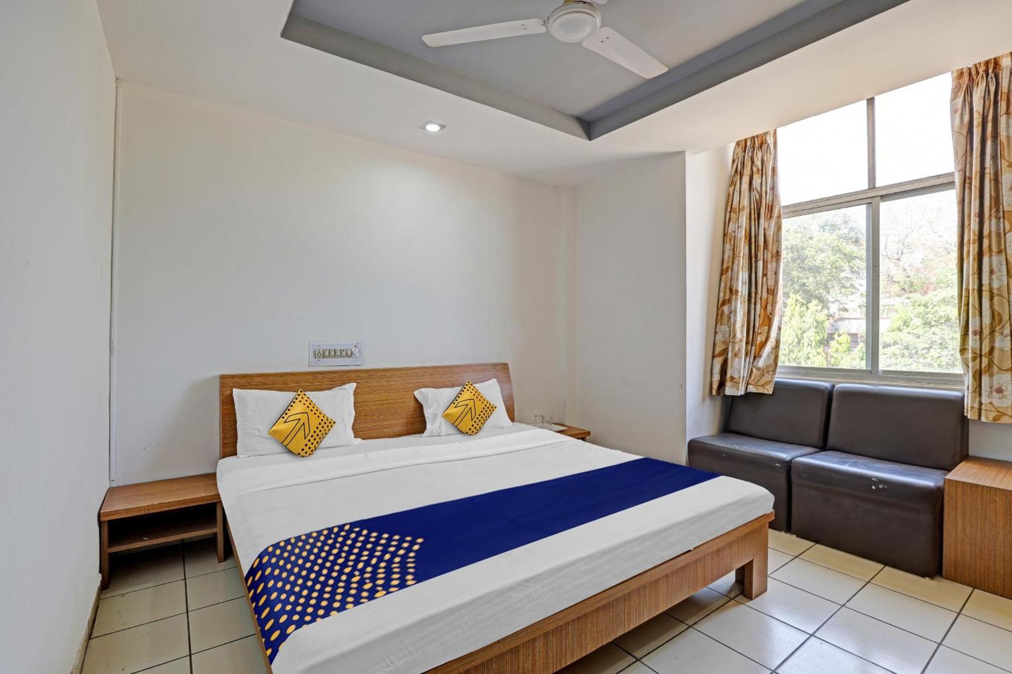 Oyo Flagship 80463 Hotel Mini Palace فَدودارا المظهر الخارجي الصورة