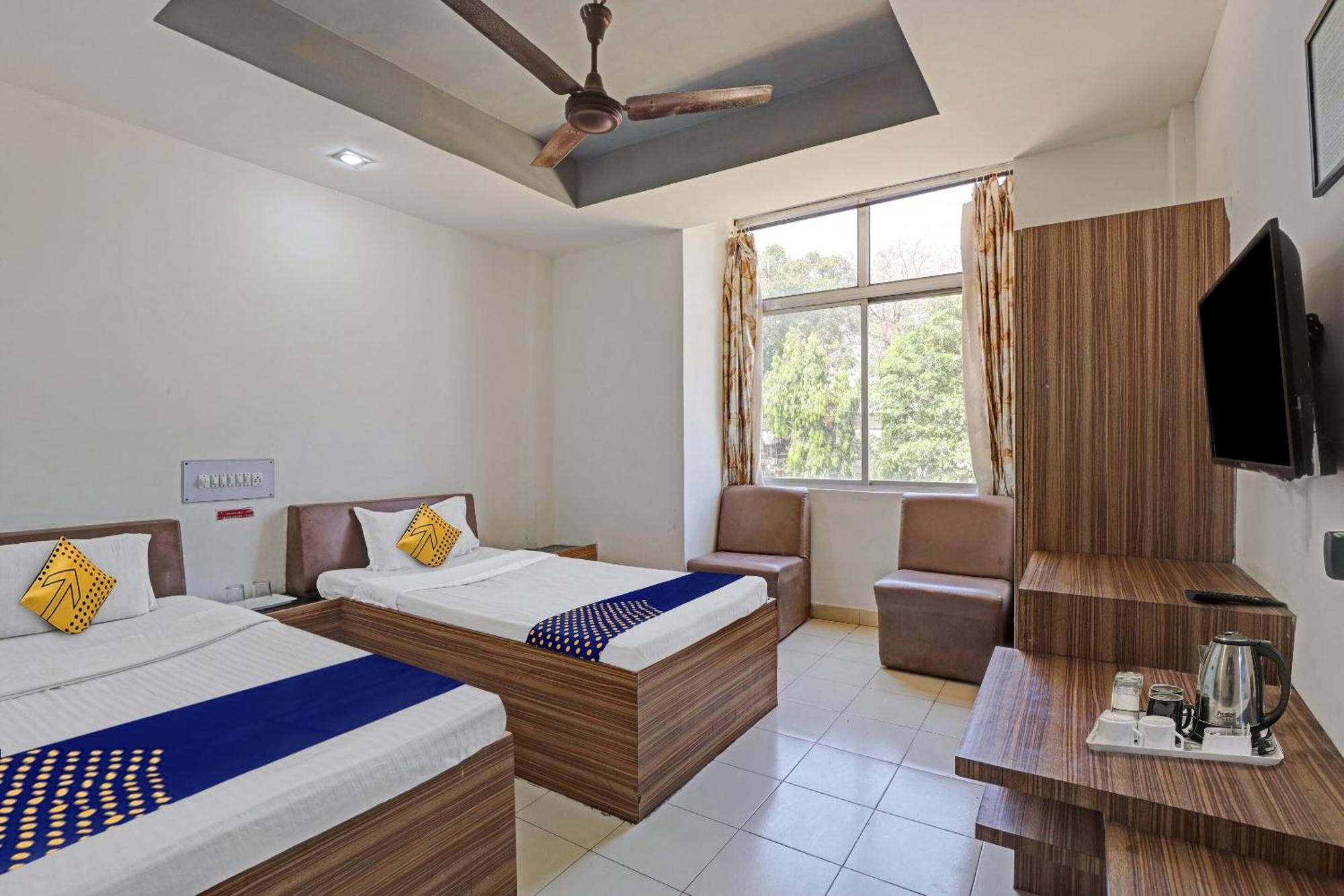 Oyo Flagship 80463 Hotel Mini Palace فَدودارا المظهر الخارجي الصورة